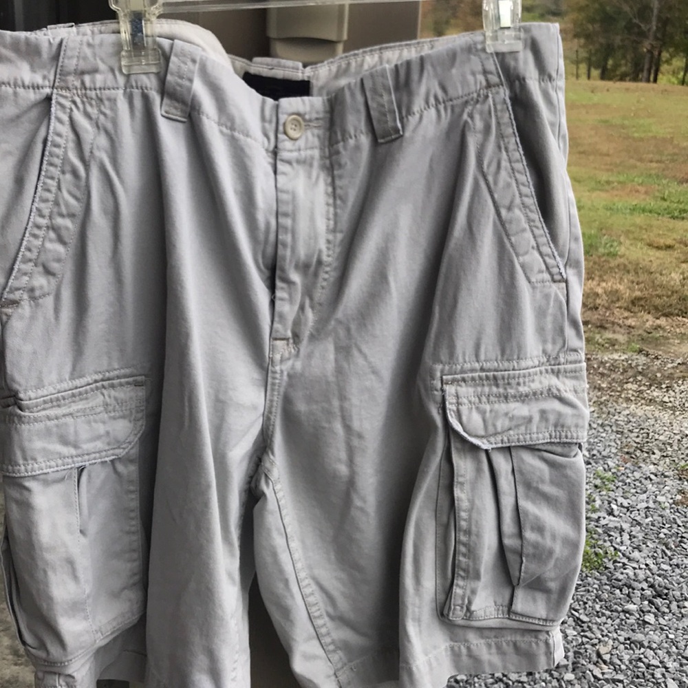 Men’s 36 cargo short.   Light